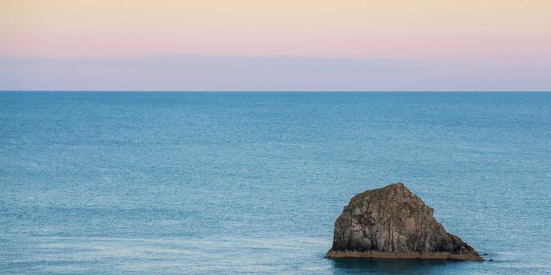 乌萨纳之家技巧：融合紫色主题、智能科技与赛博朋克美学的未来家居指南