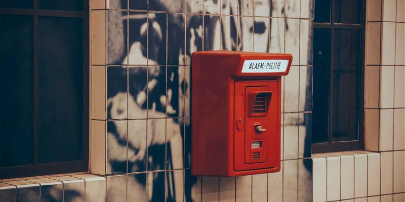 乌萨纳之家：紫色赛博朋克家居中的智能植物共生系统，如何重塑垂直农场与空气净化