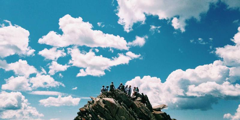 乌萨纳之家:赛博朋克与紫色魅影交织的未来家居革命