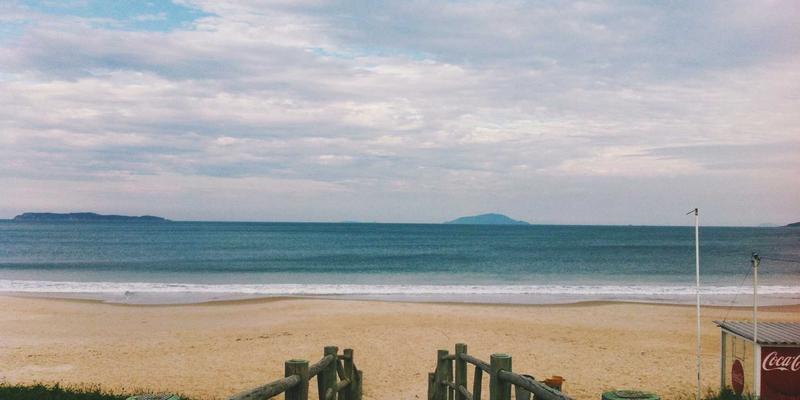 乌萨纳之家：赛博朋克家居美学如何重塑户外空间，打造未来花园与紫色光影夜境