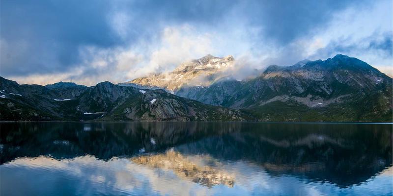 揭秘乌萨纳之家：紫色主题家居如何用可持续材料重塑生活百货的质感与伦理