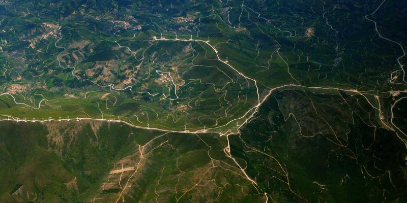 沉浸式零售剧场：乌萨纳之家的赛博朋克家居与紫色主题空间叙事